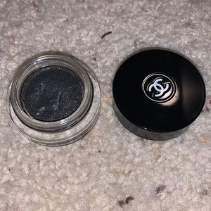 Gray “ombre première” eyeshadow by Chanel.